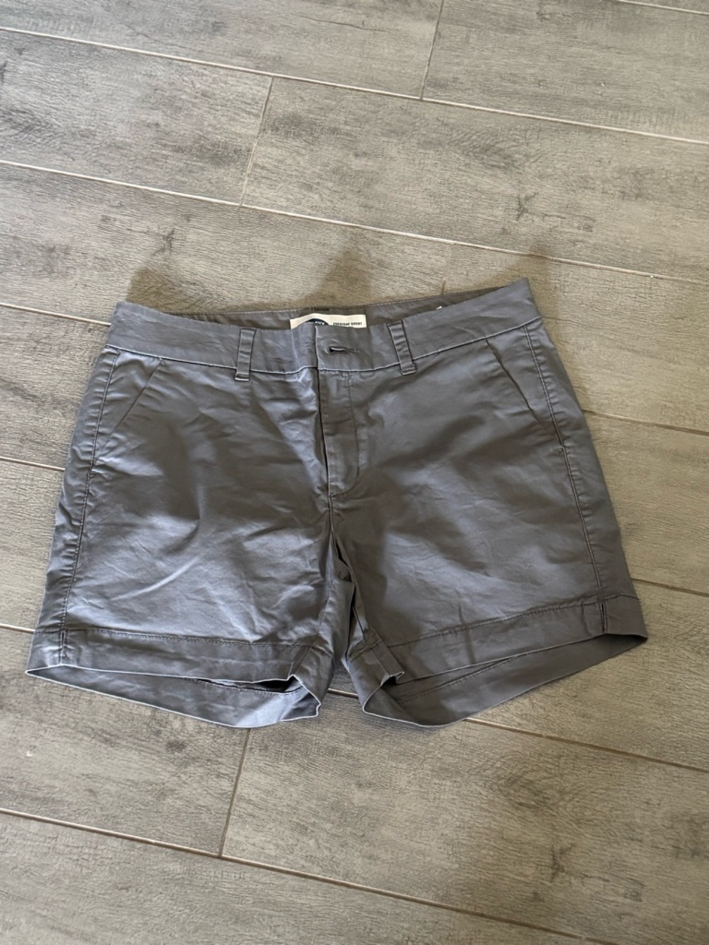 Old Navy Gray Women's Everyday Mid Rise Shorts 5" inseam Size 8
